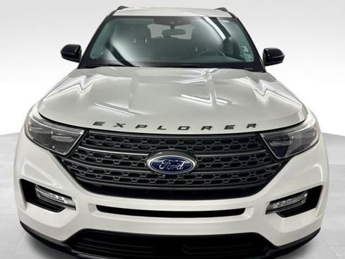 Used 2023 Ford Explorer XLT w/ Equipment Group 202A image 3