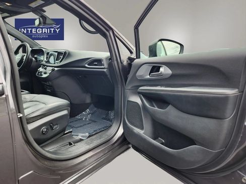 Used 2019 Chrysler Pacifica Touring-L Plus w/ S Appearance Package FWD image 22