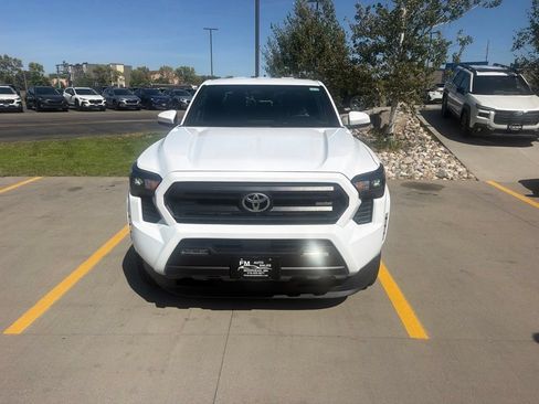 Used 2025 Toyota Tacoma SR5 AWD/4WD image 9