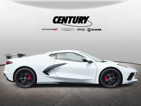 Used 2022 Chevrolet Corvette Stingray Preferred Cpe w/ Engine Appearance Package RWD image 2