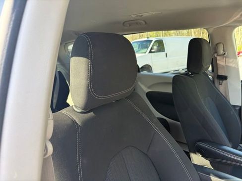Used 2022 Chrysler Voyager LX image 22