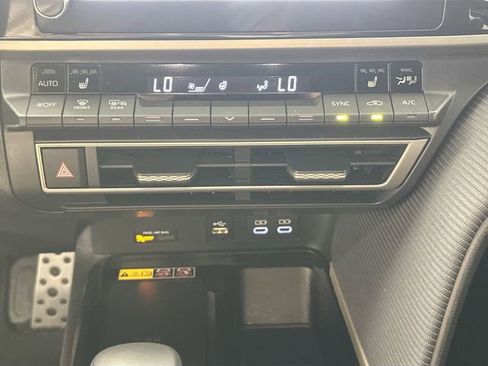 Used 2025 Toyota Camry SE w/ Convenience Package FWD image 14