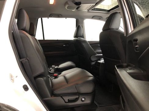 Used 2022 Honda Pilot Touring image 11