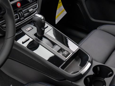 Certified 2025 Porsche Macan Turbo image 13