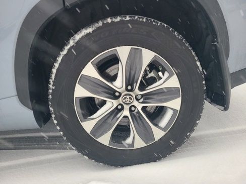 Used 2024 Toyota Highlander XLE image 11