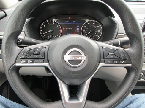 Used 2025 Nissan Altima 2.5 SV image 21