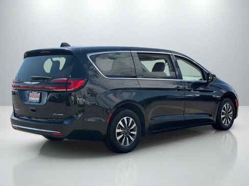 Used 2023 Chrysler Pacifica Touring-L FWD image 7