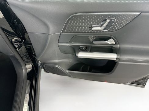 Used 2025 Mercedes-Benz GLA 250 image 32