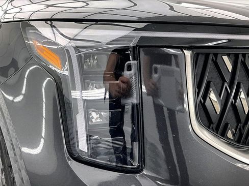 Used 2025 Kia Carnival image 30