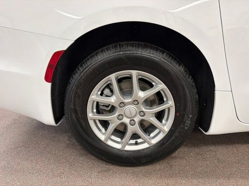 New 2027 Chrysler Pacifica LX FWD image 27