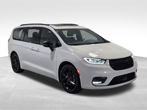 Certified 2025 Chrysler Pacifica Limited image 3