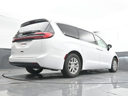Used 2025 Chrysler Pacifica Select FWD image 36
