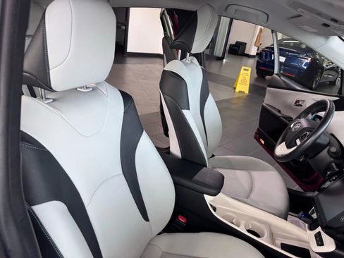 Used 2017 Toyota Prius Prime Premium image 13