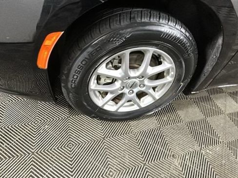 Used 2024 Chrysler Pacifica Touring-L FWD image 9