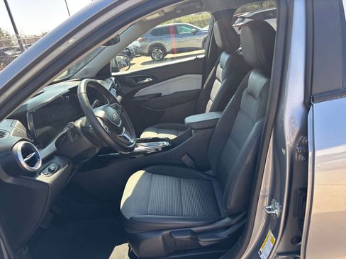 Used 2025 Chevrolet Trax LT w/ LT Convenience Package image 25