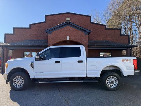 Used 2017 Ford F250 XLT w/ XLT Value Package image 3