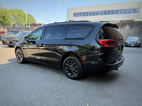 Used 2022 Chrysler Pacifica Touring-L w/ S Appearance Package AWD/4WD image 10