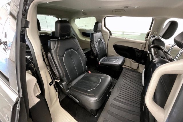 Used 2019 Chrysler Pacifica Touring-L Plus w/ Advanced Safetytec Group FWD image 18