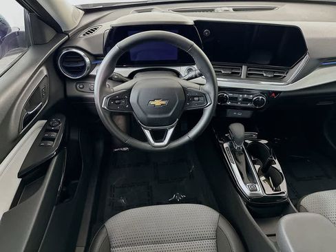 Used 2025 Chevrolet Trax LT w/ LT Convenience Package image 10