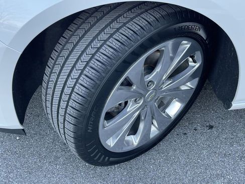 Used 2017 Chevrolet Malibu Premier w/ Driver Confidence Package FWD image 10