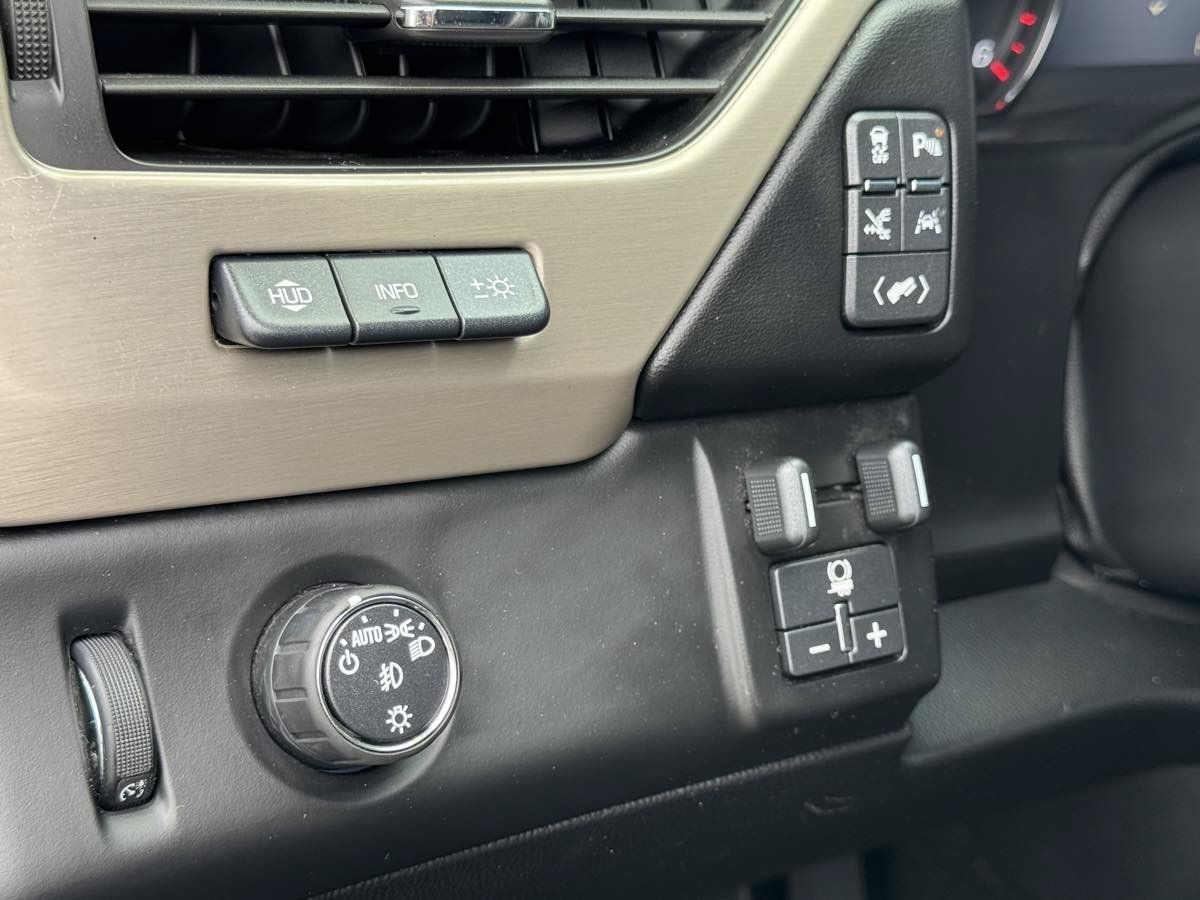 Used 2016 GMC Yukon Denali w/ Open Road Package RWD image 30