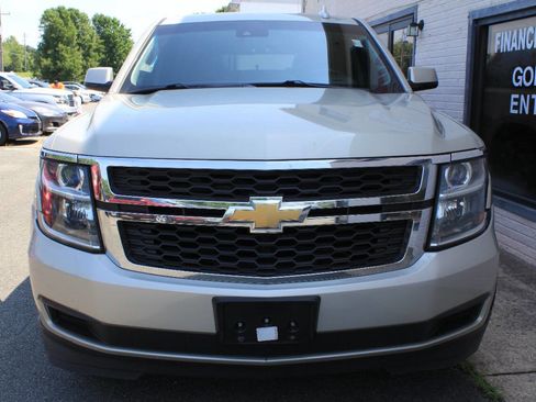 Used 2017 Chevrolet Suburban LT image 2