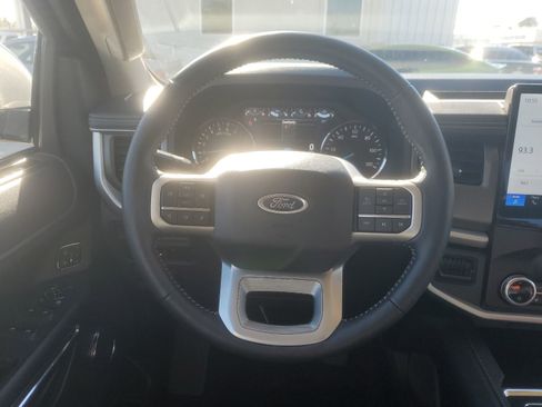 Used 2024 Ford Expedition XLT image 11