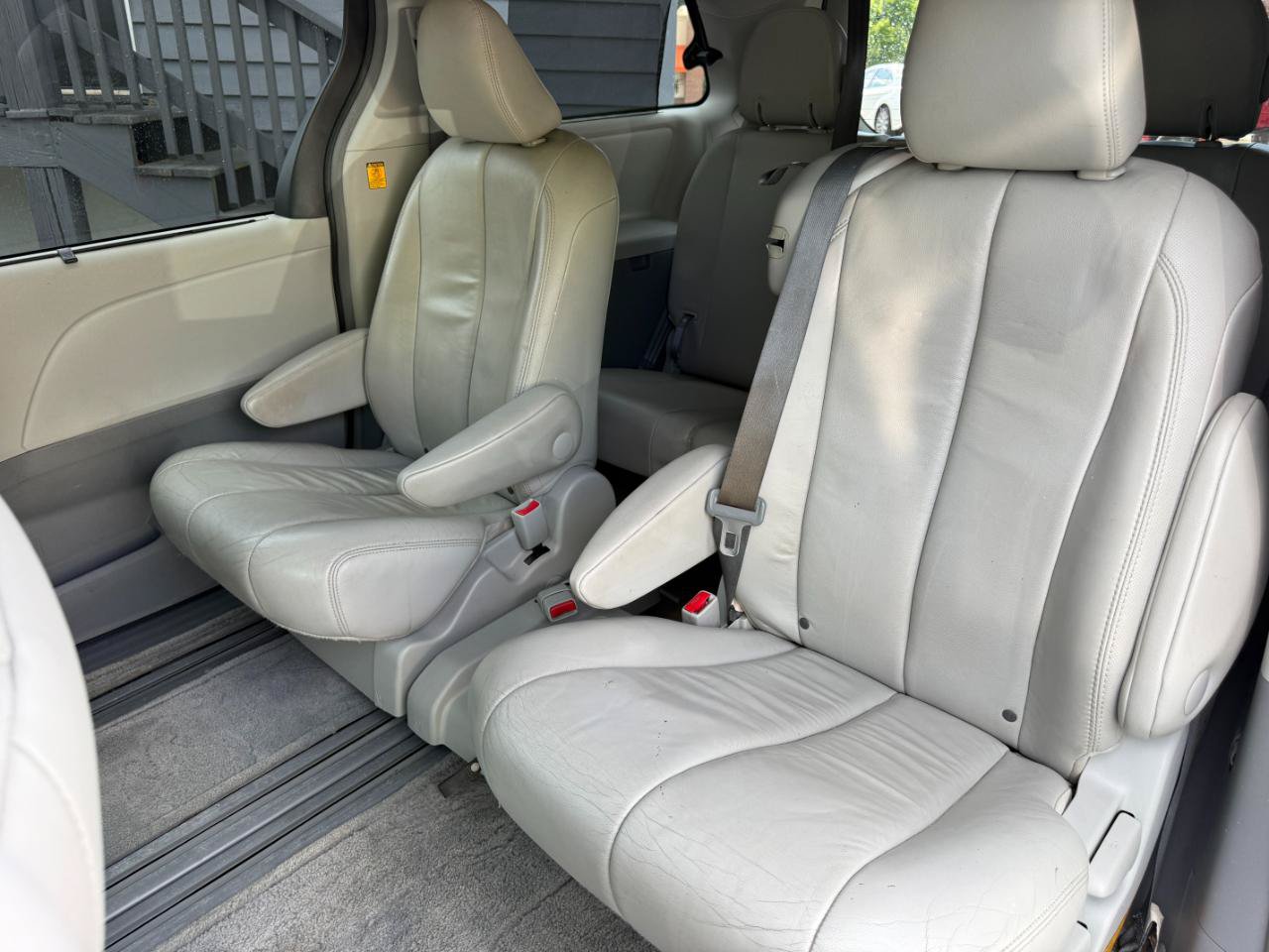 Used 2013 Toyota Sienna XLE w/ Entertainment Pkg FWD image 39
