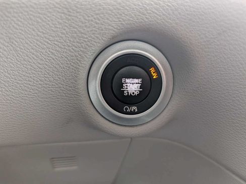 Used 2020 Chrysler Pacifica Touring-L w/ Tire & Wheel Group FWD image 22