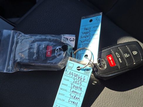 Used 2025 Toyota Camry SE image 32