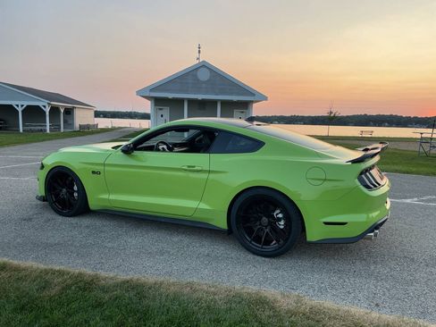 Used 2020 Ford Mustang GT RWD image 3