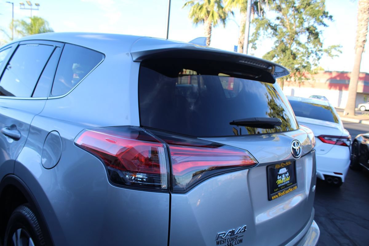 Used 2018 Toyota RAV4 LE FWD image 14