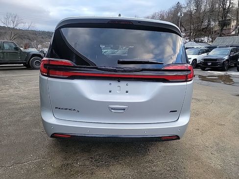 New 2026 Chrysler Pacifica Select image 4