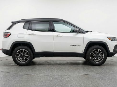 Used 2025 Jeep Compass Trailhawk AWD/4WD image 11