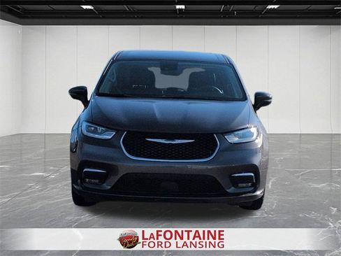 Used 2023 Chrysler Pacifica Touring-L image 16