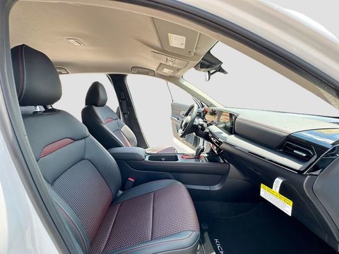 Used 2025 Nissan Kicks SR image 23