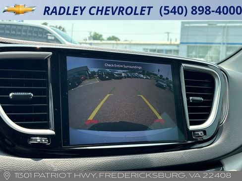 Used 2024 Chrysler Pacifica Touring-L FWD image 9