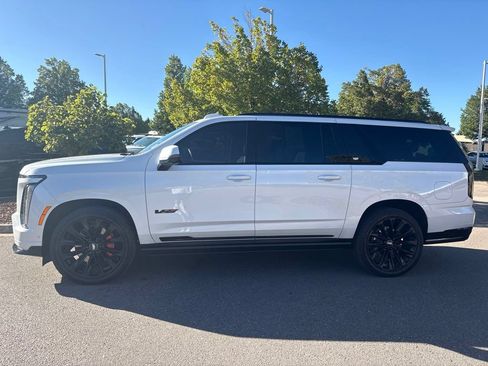 Used 2025 Cadillac Escalade ESV V AWD/4WD image 2