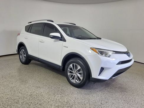 Used 2018 Toyota RAV4 LE Plus AWD/4WD image 4