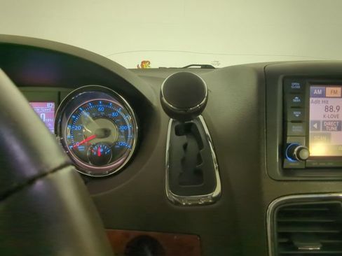 Used 2013 Chrysler Town & Country Touring FWD image 28
