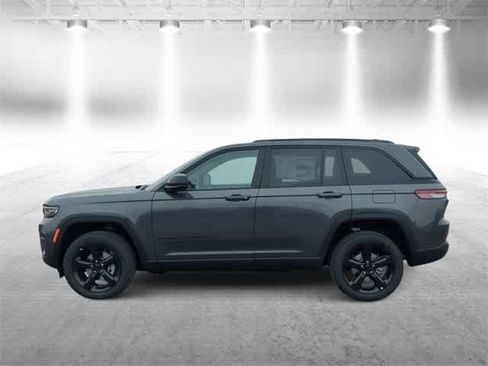 New 2025 Jeep Grand Cherokee Altitude image 5