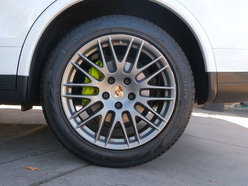 Used 2017 Porsche Cayenne S image 43