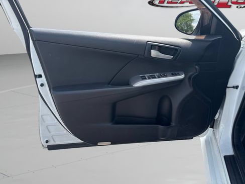Used 2014 Toyota Camry SE FWD image 19