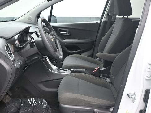 Used 2022 Chevrolet Trax LS w/ Tint and Cruise Package AWD/4WD image 12