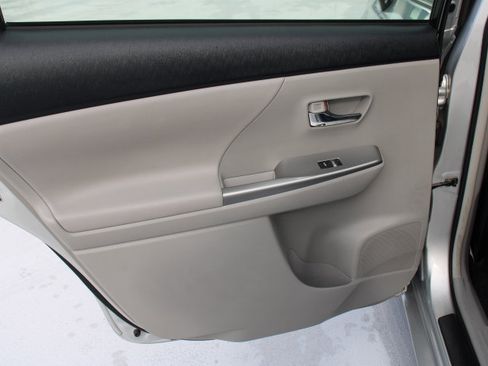 Used 2017 Toyota Prius V Five image 12