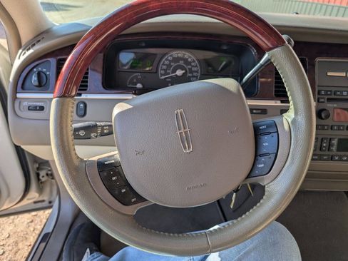 Used 2005 Lincoln Town Car Signature Limited image 15