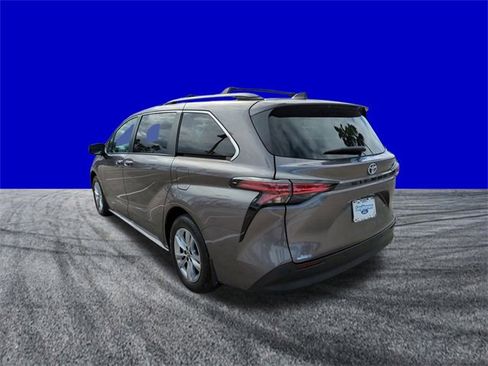Used 2022 Toyota Sienna XLE image 6