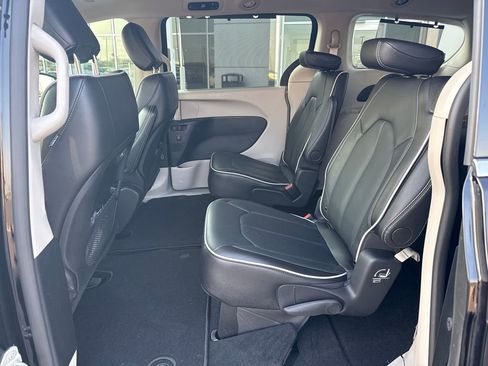 Used 2024 Chrysler Pacifica Limited image 27