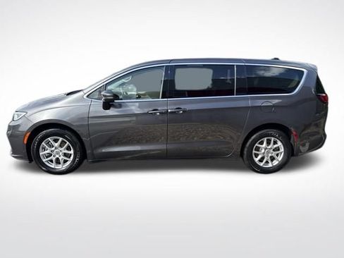 Used 2023 Chrysler Pacifica Touring-L FWD image 3