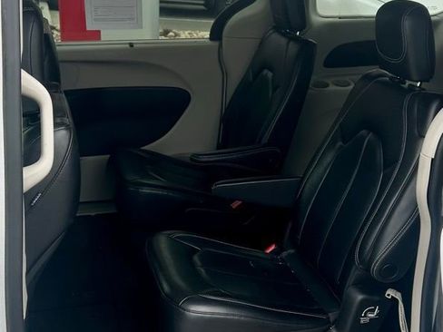 Used 2022 Chrysler Pacifica Touring-L FWD image 8